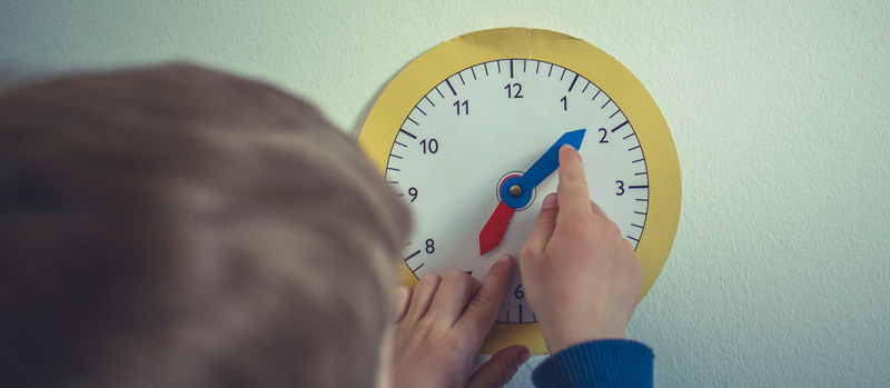 barn lar sig klockan