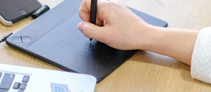 Grafisk formgivare med ritplatta som ger tips